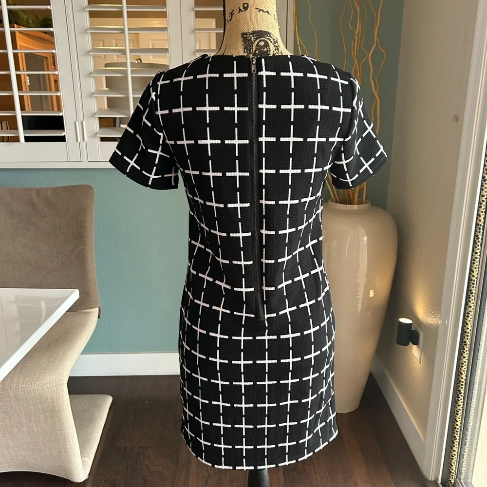 Romeo & Juliet Couture Black and White Grid Shift Dress - Picture 4 of 4